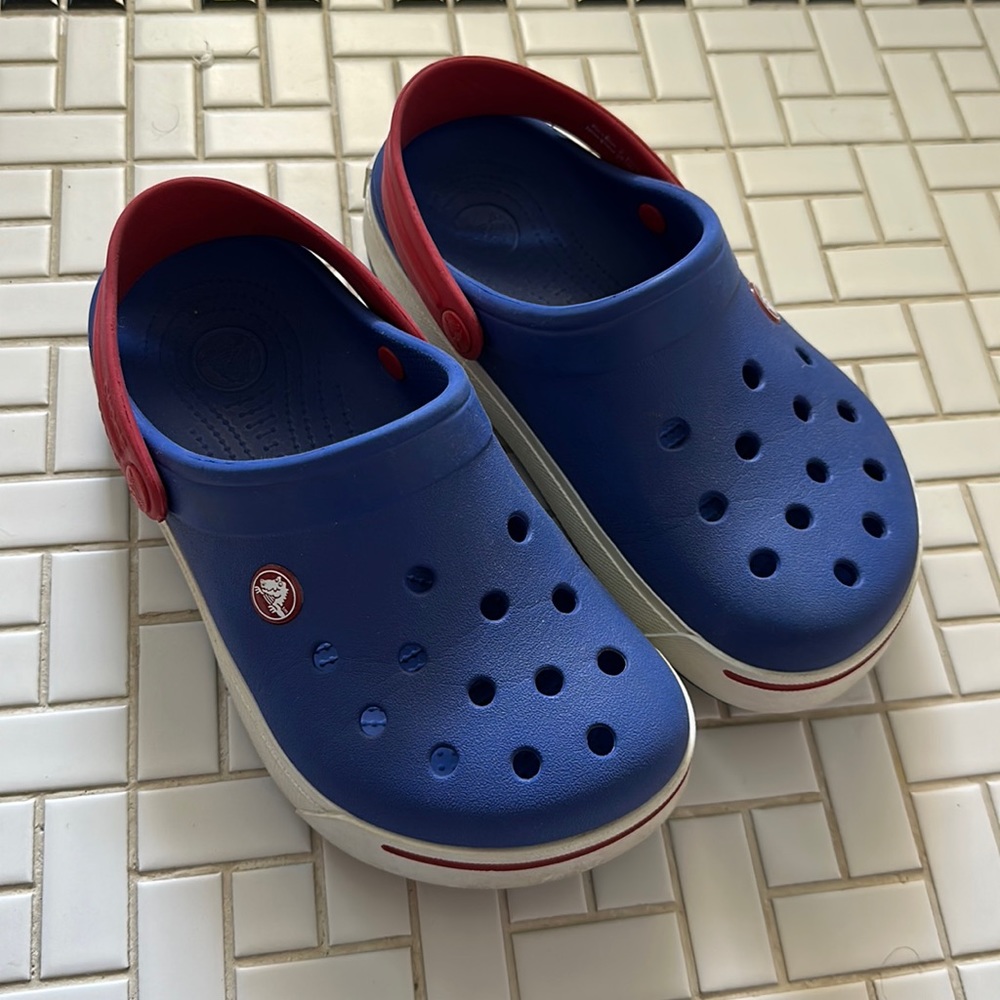 Youth crocs in excellent condition